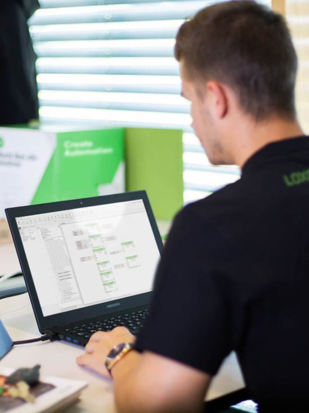 Loxone telepítő szakember helyszíni beállításon – Design ONE partneri projekt