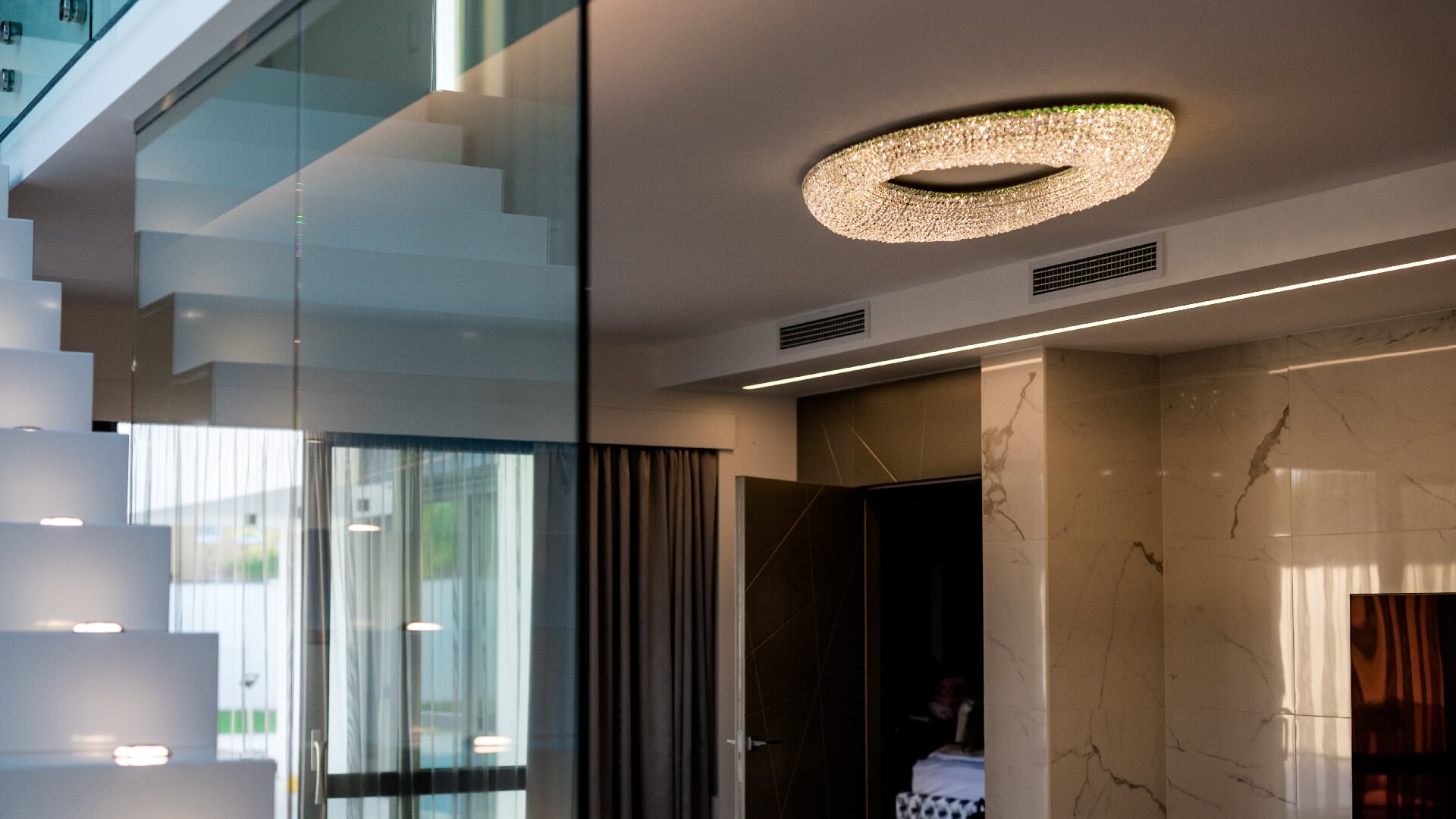 Egyedi kristálycsillár luxus enteriőrben – LovasLED prémium világítás