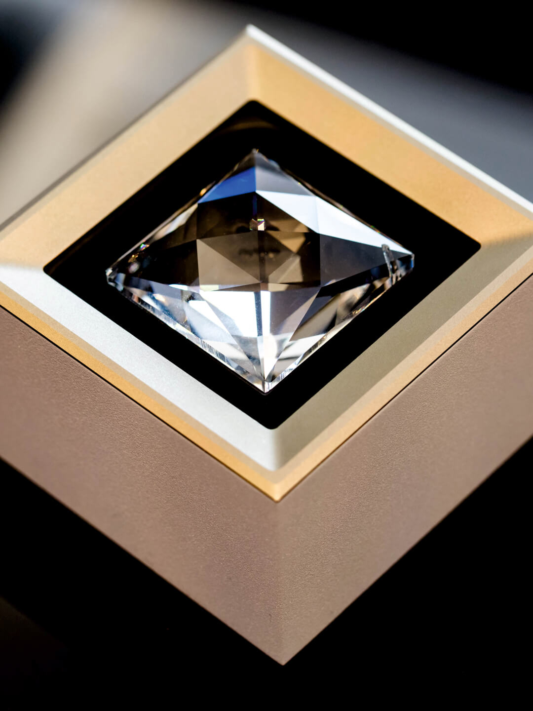 Egyedi kristálylámpa belső fényforrással és precíz csiszolással