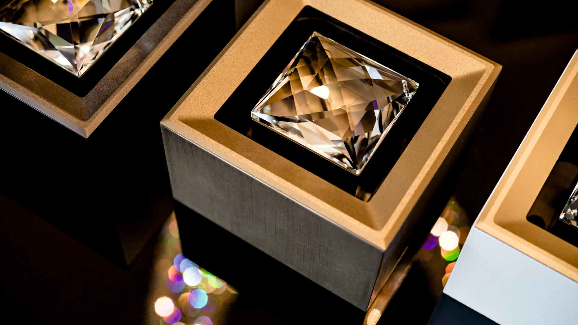 Egyedi kristály spotlámpa belső fényforrással, precíz csiszolással és építészeti integrációval