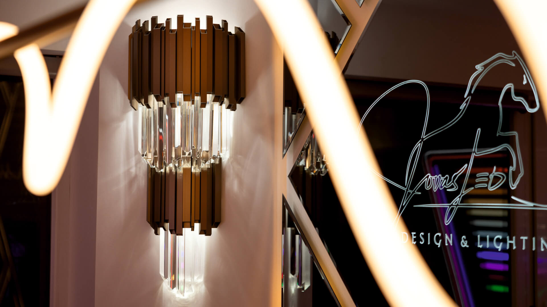 Egyedi falikar kristály elemekkel, prémium világítástervezés a Real-Time Light Architecture™ szemléletében