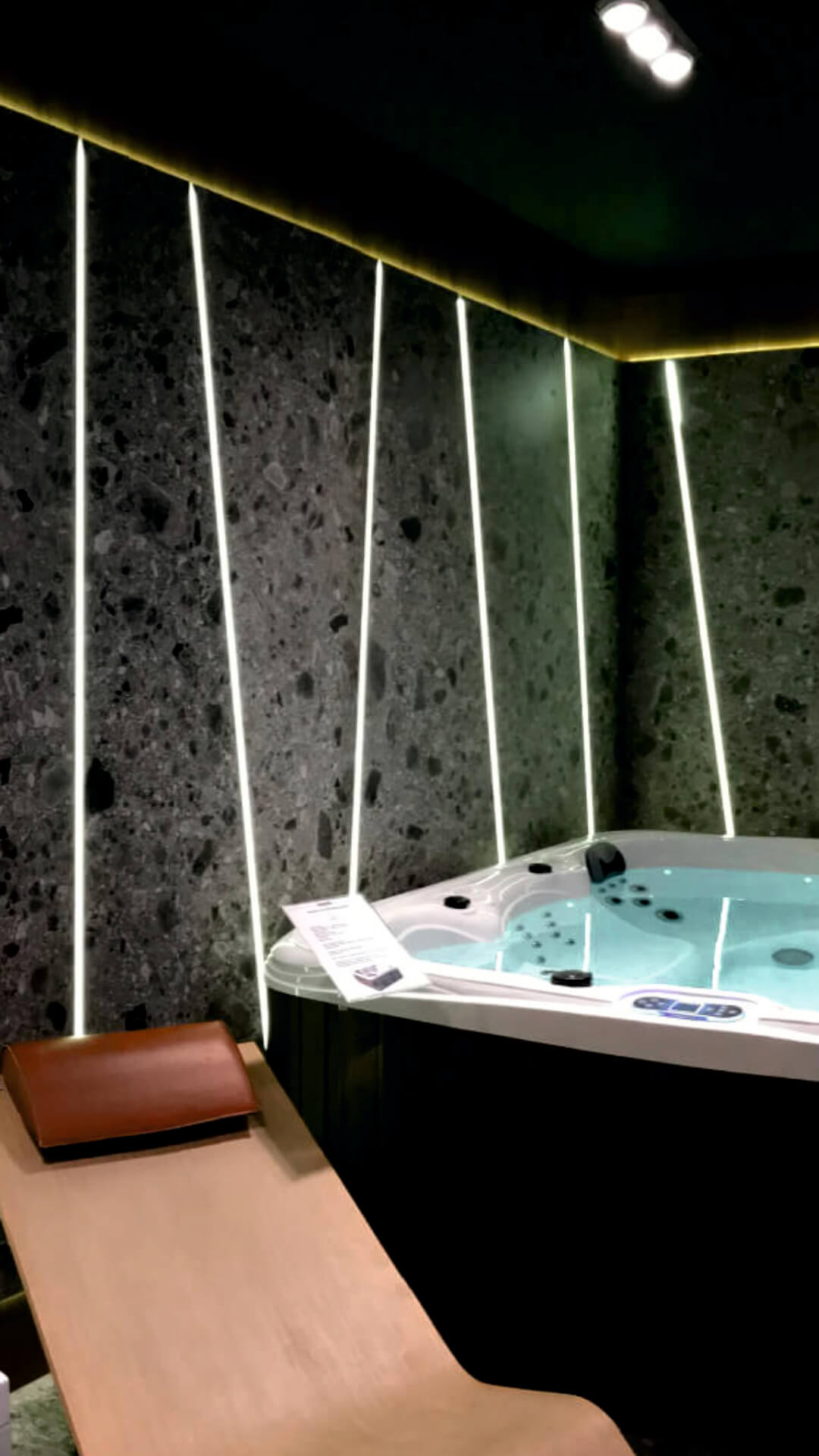 Építészetbe integrált rejtett vonalfény homogén fénycsíkkal