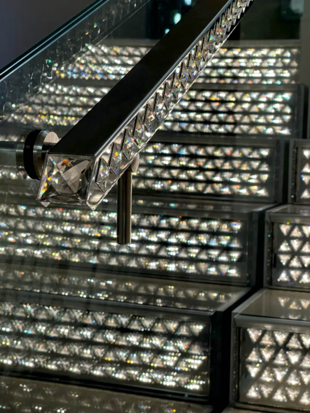 Swarovski kristálylépcső integrált világítással luxus enteriőrben