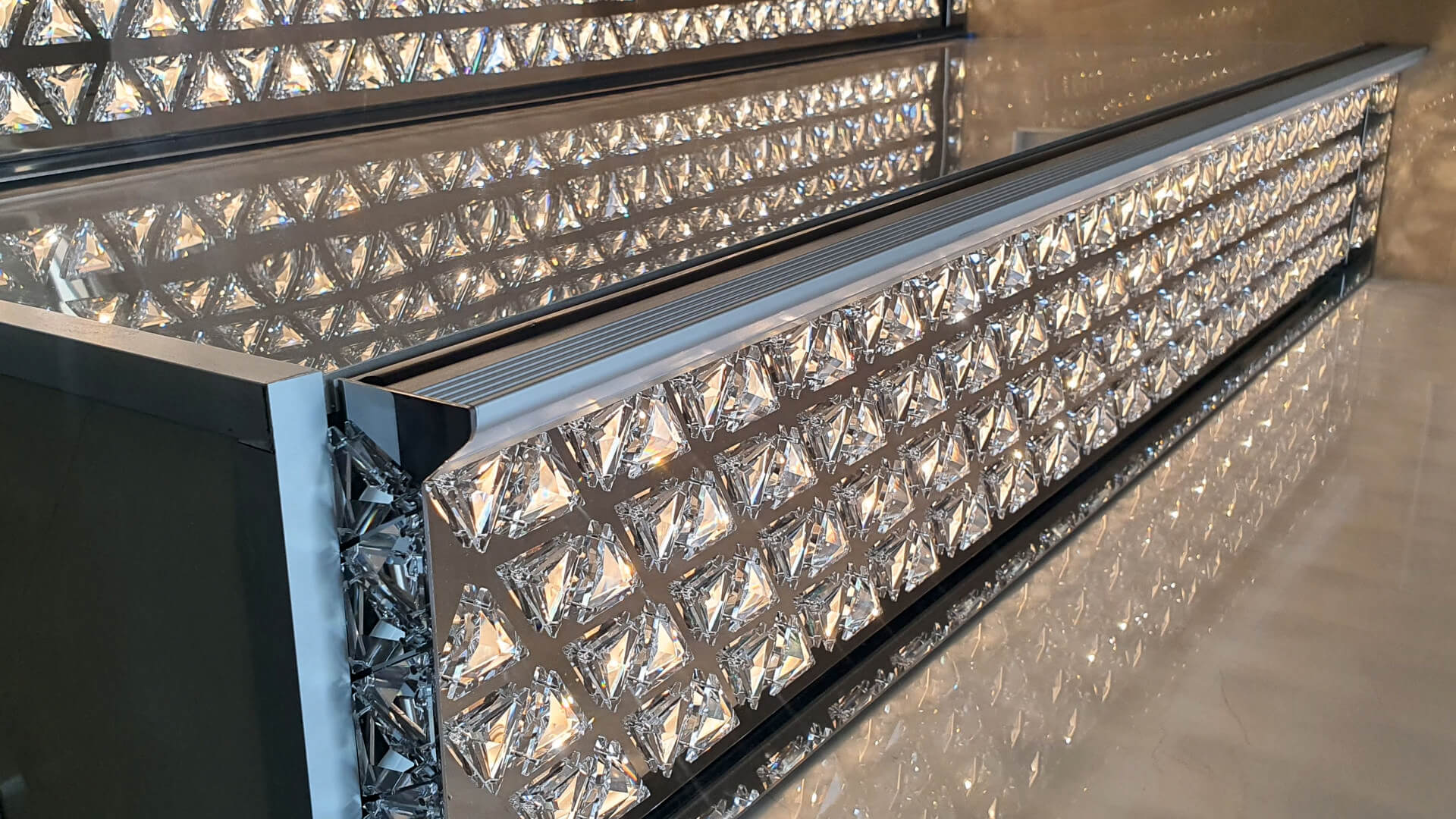 Swarovski kristálylépcső integrált rejtett LED világítással, prémium belsőépítészeti környezetben