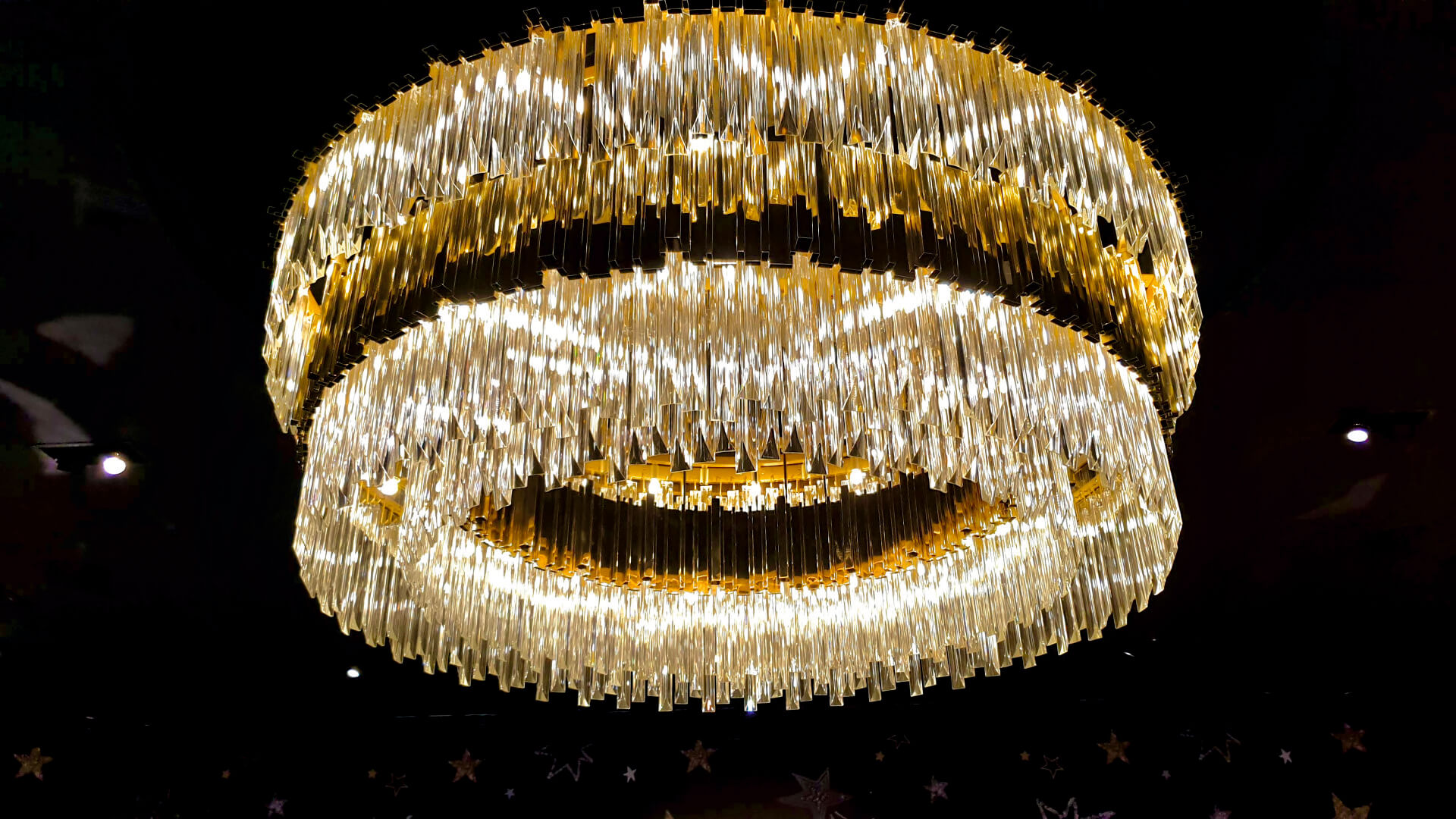 Egyedi arany gyűrű kristálycsillár – prémium mennyezeti kompozíció