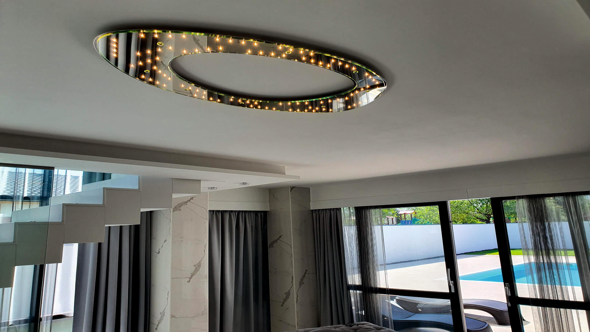 Modern süllyesztett gyűrű mennyezeti lámpa tükör peremmel, meleg fényű pontszerű világítással